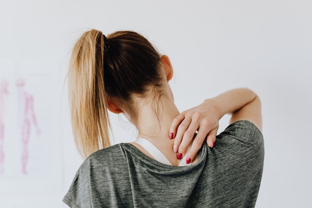 person at doctor point to place on their back that’s in pain